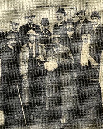 Grupa dziennikarzy przybyłych na otwarcie wystawy, a sfotografowanych przed pawilonem „Świata”. I-szy rząd od góry: pp. Guranowski(„Kuryer Polski”). Młodowski („Gazeta Kujawska”), Gutowski („Kupiec”) z Poznania. II-gi rząd: pp. Czajewski („Rozwój”), Olchowicz („Kuryer Warszawski”), Fryze(„Przegląd Poranny”), III-ci rząd: pp. Chabielski(„Scena i Sztuka”), Włodek („Wiadomości Codzienne”), Ursyn- Zamarajew(„Patryotyzm Polski przemysł. i handlowy”), Siecieński(„Głos ludu”);